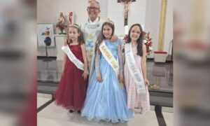 Troca do manto e escolha da rainha abrem festa em honra a Nossa Senhora Aparecida em Mina Fluorita