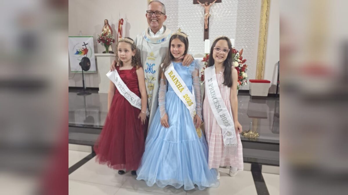 Troca do manto e escolha da rainha abrem festa em honra a Nossa Senhora Aparecida em Mina Fluorita
