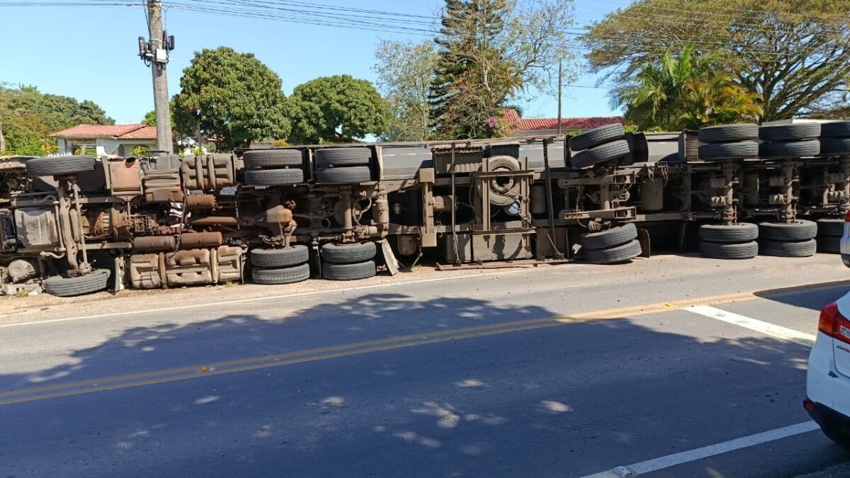 Mulher morre após tombamento de caminhão na SC-443, entre Morro da Fumaça e Criciúma
