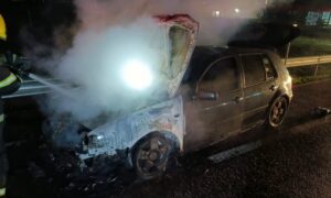 Bombeiros de Morro da Fumaça controlam incêndio em veículo na BR-101