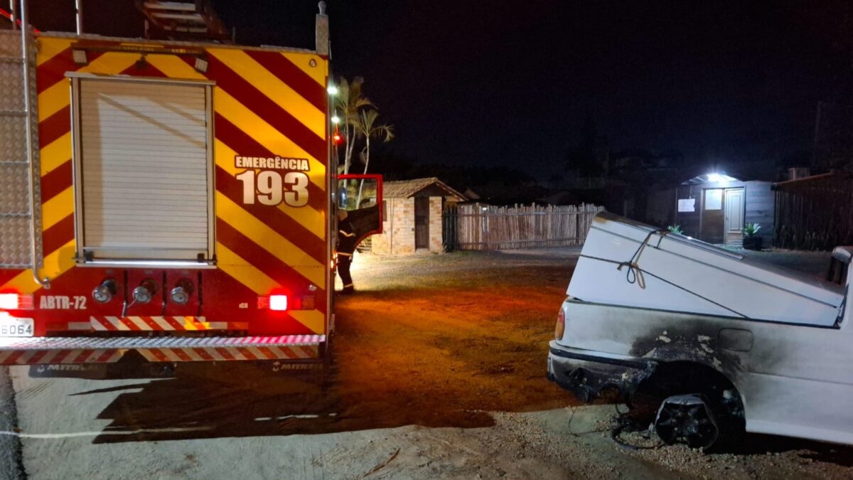 Incêndio atinge veículo no Bairro Graziela
