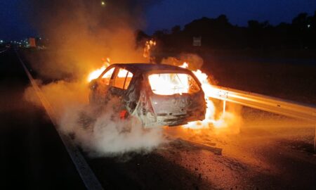 Bombeiros de Morro da Fumaça controlam incêndio em veículo na BR-101