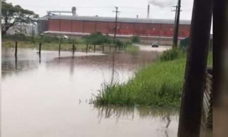 Chuva forte causa alagamento no Bairro Capelinha em Morro da Fumaça