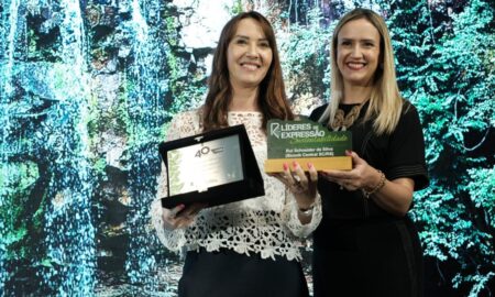 Presidente do Sicoob Central SC/RS é homenageado com Troféu Líderes de Expressão