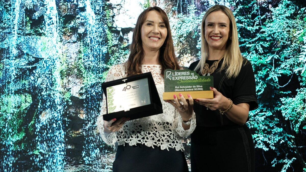 Presidente do Sicoob Central SC/RS é homenageado com Troféu Líderes de Expressão