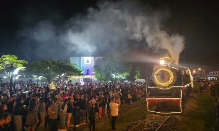 Chegada do Expresso Natalino emociona grande público na abertura da programação de Natal em Morro da Fumaça