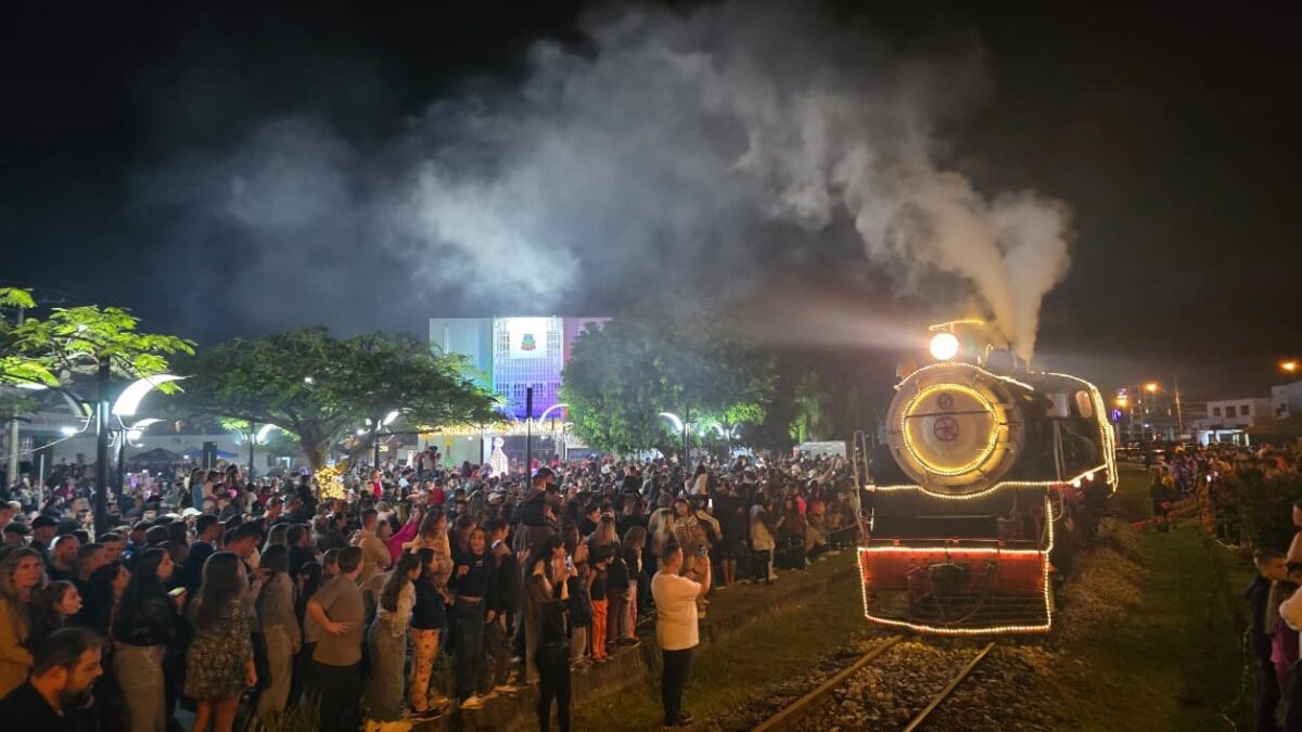 Chegada do Expresso Natalino emociona grande público na abertura da programação de Natal em Morro da Fumaça