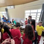 Alunos do Centro Educacional Davi doam tampinhas de plástico para a APAE