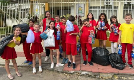 Alunos do Centro Educacional Davi doam tampinhas de plástico para a APAE