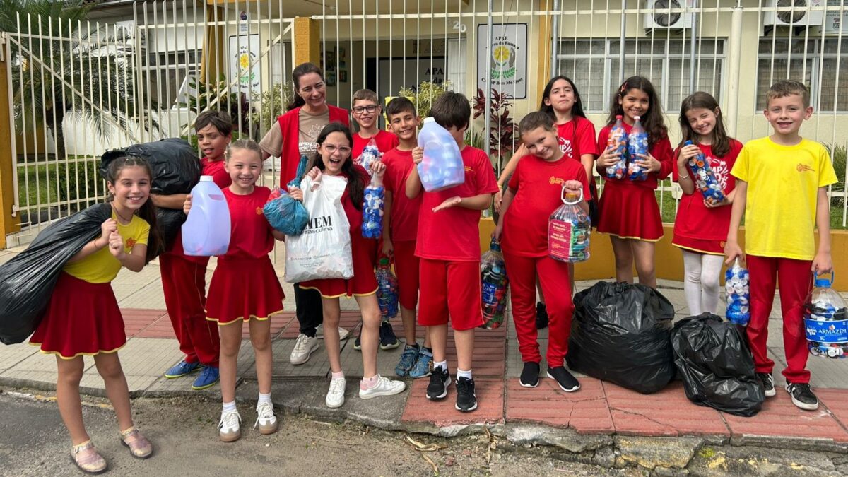 Alunos do Centro Educacional Davi doam tampinhas de plástico para a APAE