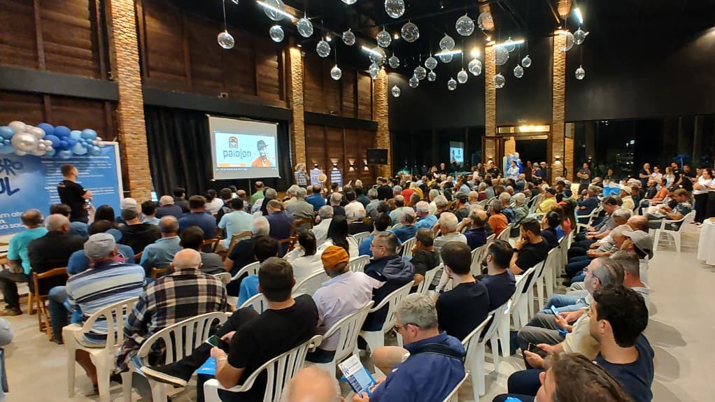 Novembro Azul: noite de humor e prevenção promovida pela Saúde fumacense reuniu mais de 300 homens