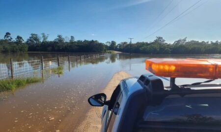 Devido ao extravasamento do Rio Urussanga, Rodovia Fortunato Salvan é interditada