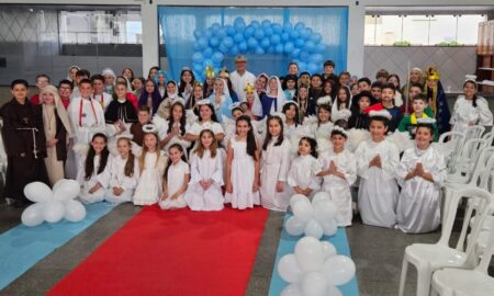 Catequizandos da Paróquia São Roque encenam “Festa no Céu” em homenagem ao Dia de Todos os Santos