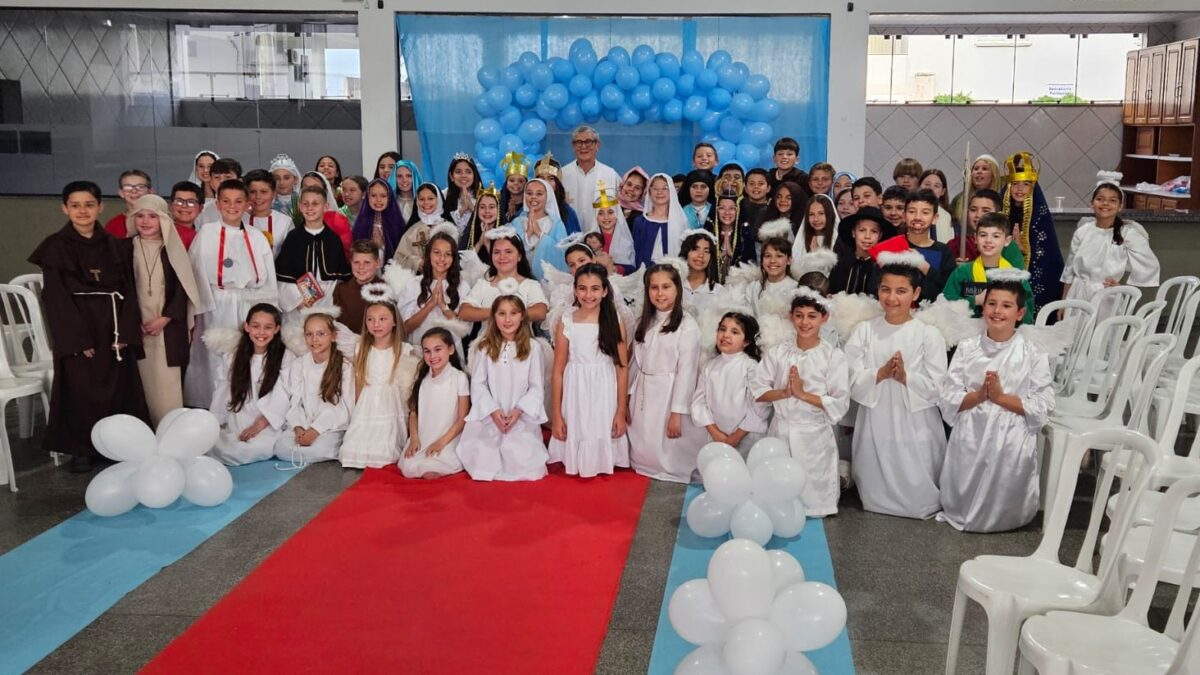 Catequizandos da Paróquia São Roque encenam “Festa no Céu” em homenagem ao Dia de Todos os Santos