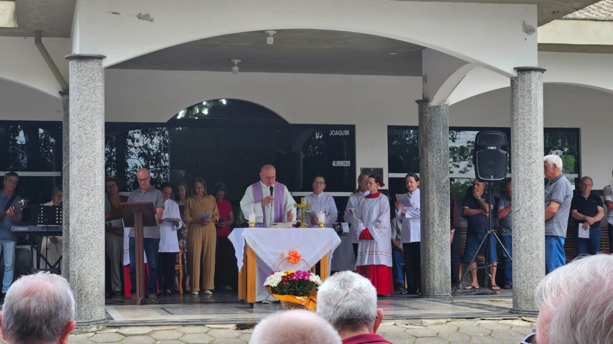 Missa de Finados reúne fiéis no Cemitério Municipal de Morro da Fumaça