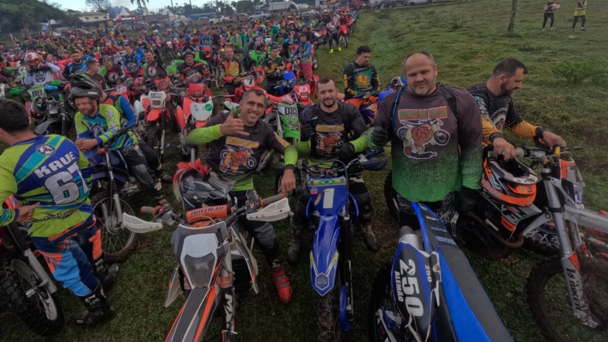 Evento de motociclismo reúne mais de 400 trilheiros em Morro da Fumaça