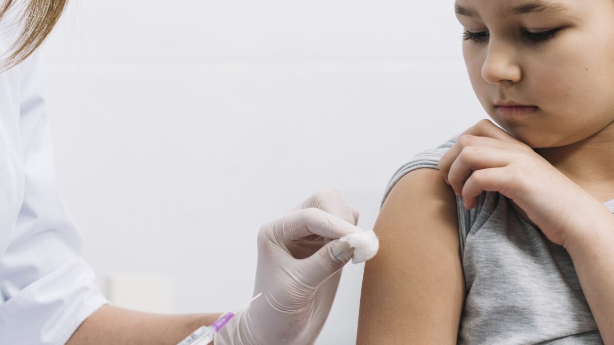 Salas de vacinação abertas neste sábado e UBSs com horários diferenciados durante o mês