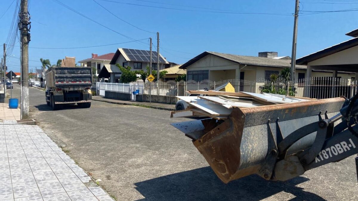 Fumaf recolhe mais de duas toneladas de móveis em mutirão de coleta de resíduos volumosos
