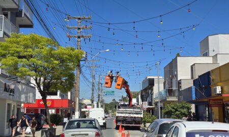 Cultura fumacense inicia instalação de iluminação natalina no Centro de Morro da Fumaça