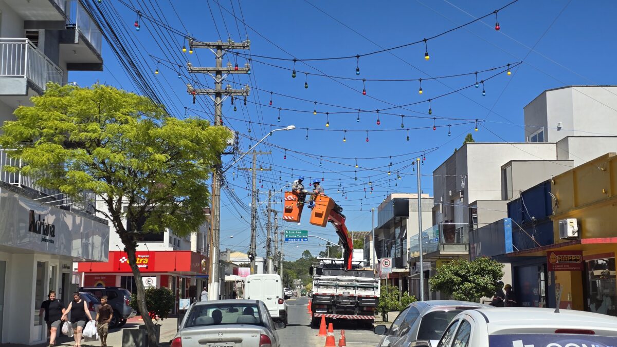Cultura fumacense inicia instalação de iluminação natalina no Centro de Morro da Fumaça