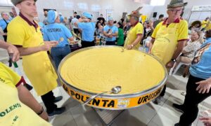 Almoço com Tombo da Polenta marca reabertura do Salão de Festas no Balneário Esplanada