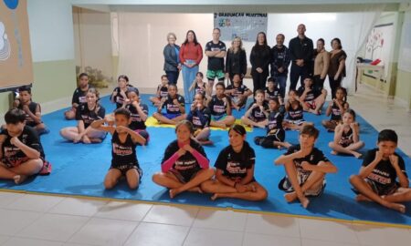 Academia de Muaythai Defarias Team gradua 29 crianças no SCFV
