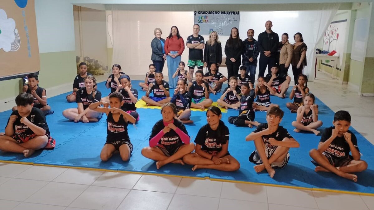 Academia de Muaythai Defarias Team gradua 29 crianças no SCFV