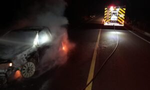 Veículo é destruído pelo fogo no Rio Vargedo