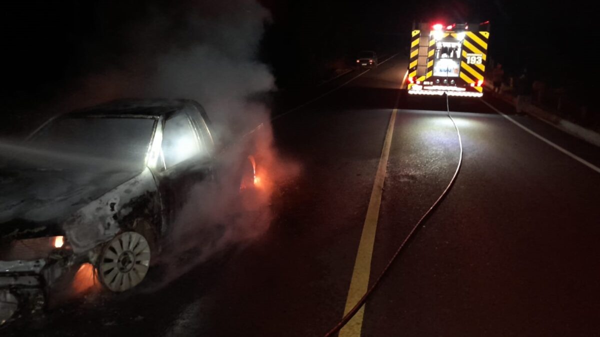 Veículo é destruído pelo fogo no Rio Vargedo