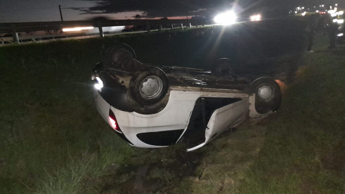 Bombeiros de Morro da Fumaça atendem capotamento na BR-101