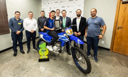 Piloto fumacense recebe homenagem na Assembleia Legislativa