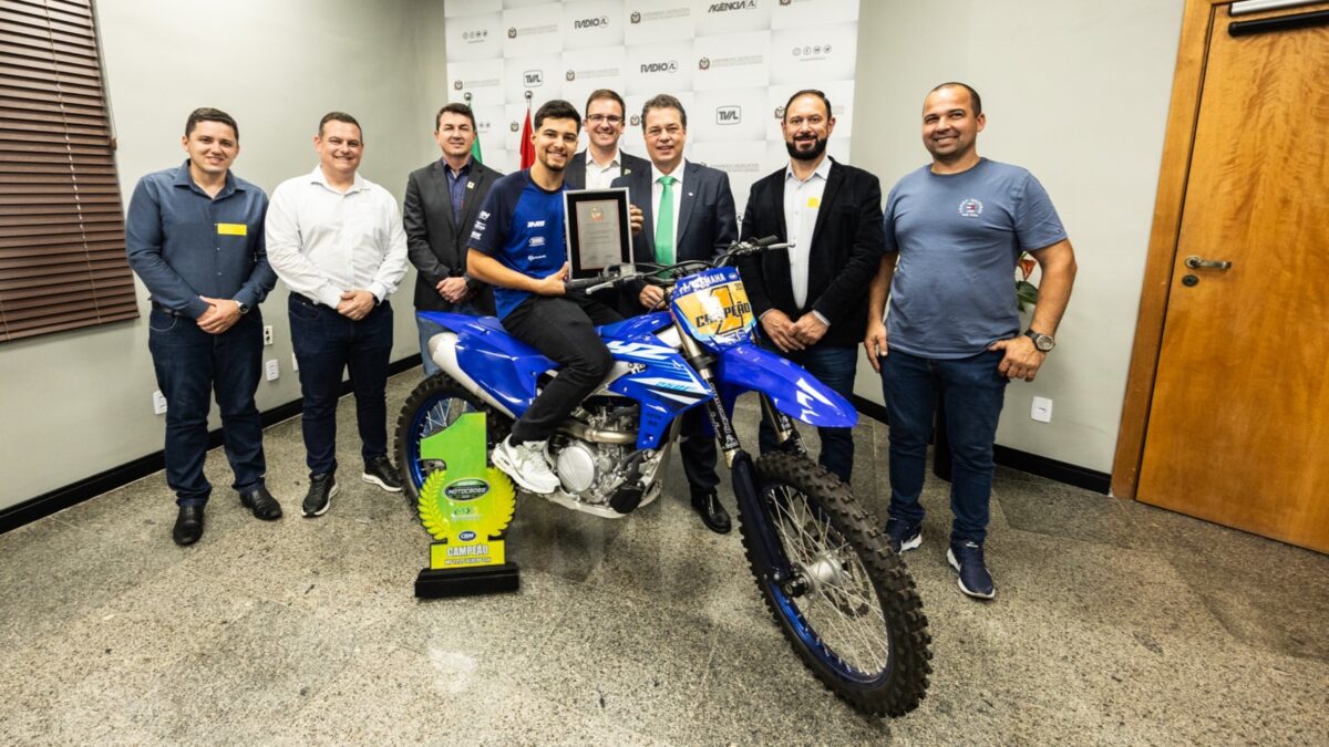 Piloto fumacense recebe homenagem na Assembleia Legislativa