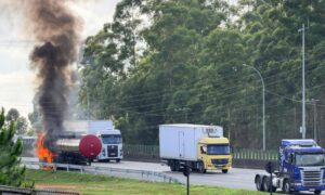 Incêndio em carreta mobiliza Corpo de Bombeiros na BR-101