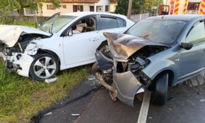 Duas pessoas ficam feridas e carro pega fogo após acidente na SC-443