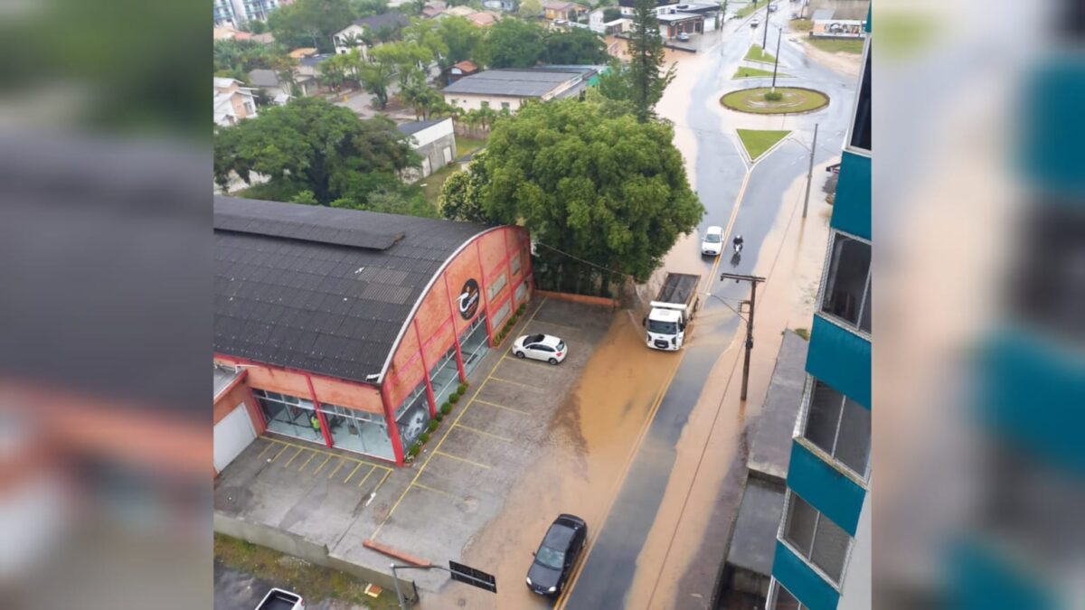 Chuva intensa provoca alagamentos em Morro da Fumaça