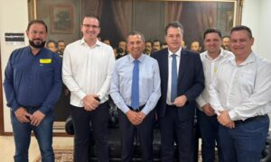 Deputados Julio Garcia e Rodrigo Minotto anunciam pavimentação da Avenida Júlio Coral