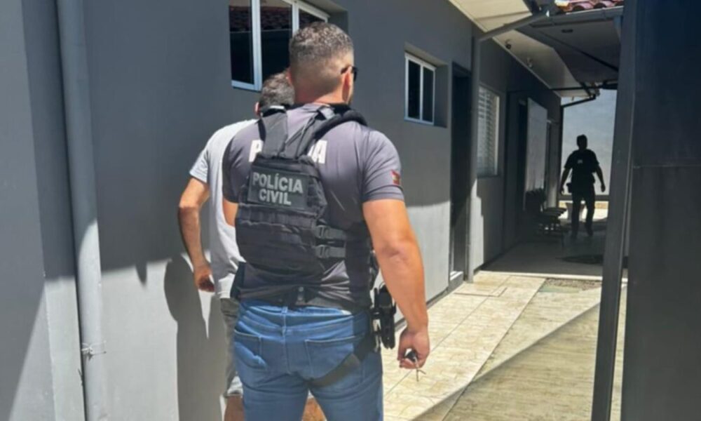 Homem é preso pela Polícia Civil por descumprir medida protetiva e ameaçar ex-companheira