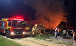 Bombeiros de Morro da Fumaça atendem incêndio em residência no Balneário Esplanada