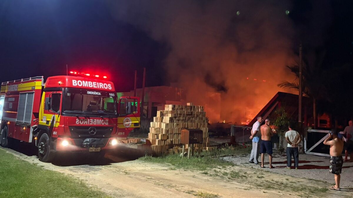 Bombeiros de Morro da Fumaça atendem incêndio em residência no Balneário Esplanada