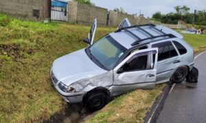 Bombeiros de Morro da Fumaça socorrem criança após saída de pista