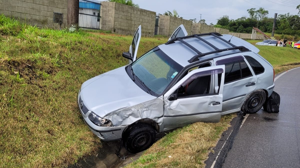 Bombeiros de Morro da Fumaça socorrem criança após saída de pista