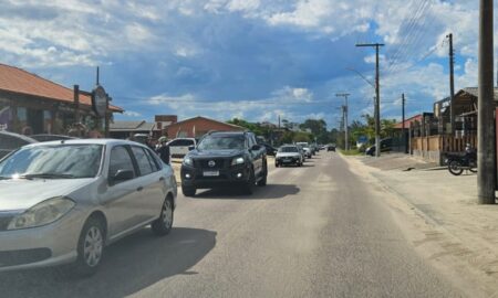 Movimento intenso no acesso ao Balneário Esplanada na tarde deste sábado