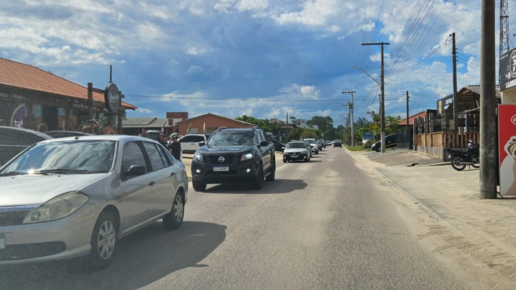 Movimento intenso no acesso ao Balneário Esplanada na tarde deste sábado