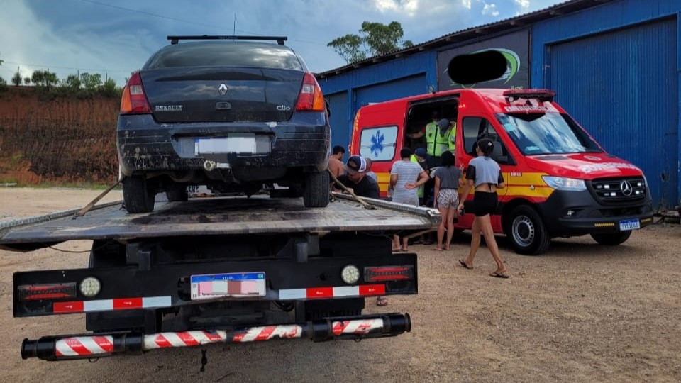 Bombeiros atendem acidente e motorista foge do local após colisão