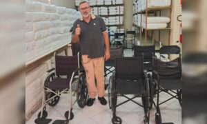 Voluntário recupera cadeiras de rodas para a Associação Mãos do Bem