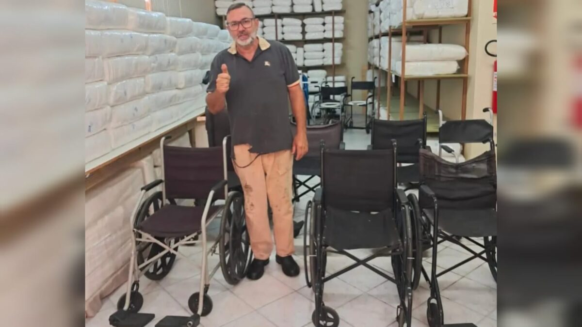 Voluntário recupera cadeiras de rodas para a Associação Mãos do Bem