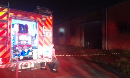 Bombeiros de Morro da Fumaça e região são mobilizados após incêndio em empresa