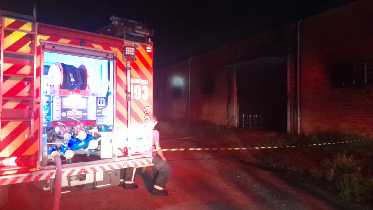 Bombeiros de Morro da Fumaça e região são mobilizados após incêndio em empresa