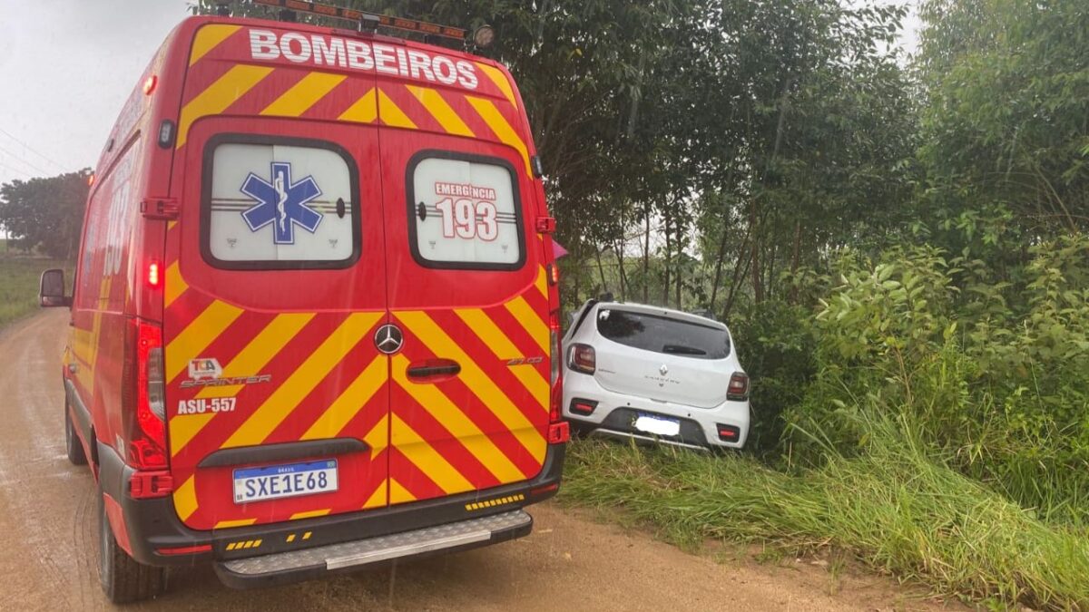 Adolescente fica ferido após carro bater em árvore