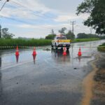 Motorista fica preso às ferragens em acidente com duas carretas na SC-443